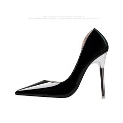 Un paio di scarpe décolleté nere con tacco a spillo. Sexy, eleganti e molto ma molto femminili.